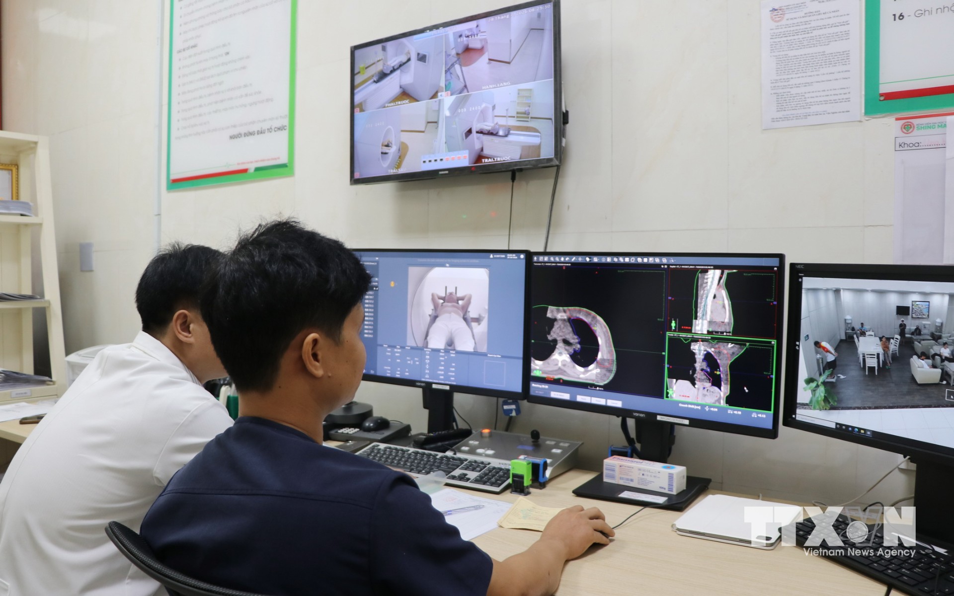 Để đảm bảo an toàn bức xạ, các bác sĩ, kỹ thuật viên được bố trí phòng ngoài để theo dõi liều chiếu xạ cho bệnh nhân. (Ảnh: Lê Xuân/TTXVN)